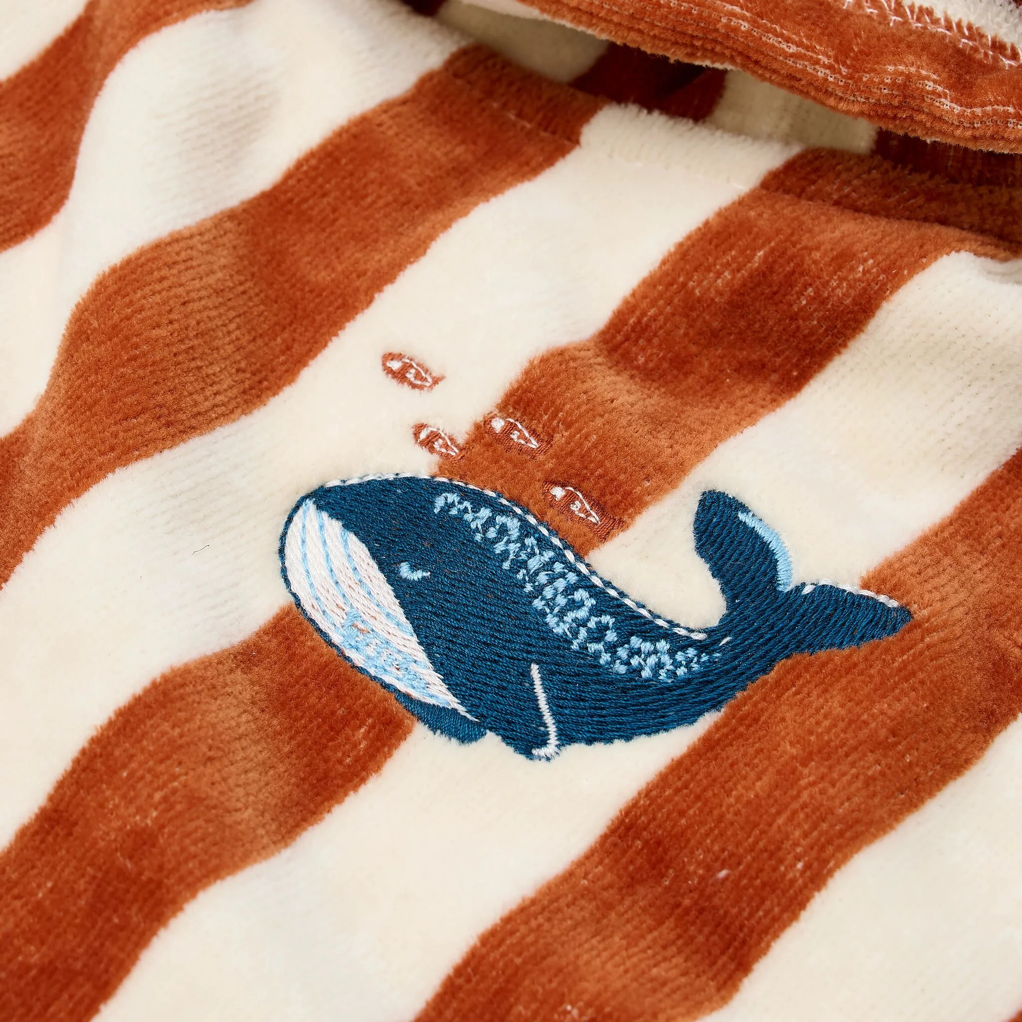 Poncho Ocean World com riscas castanhas