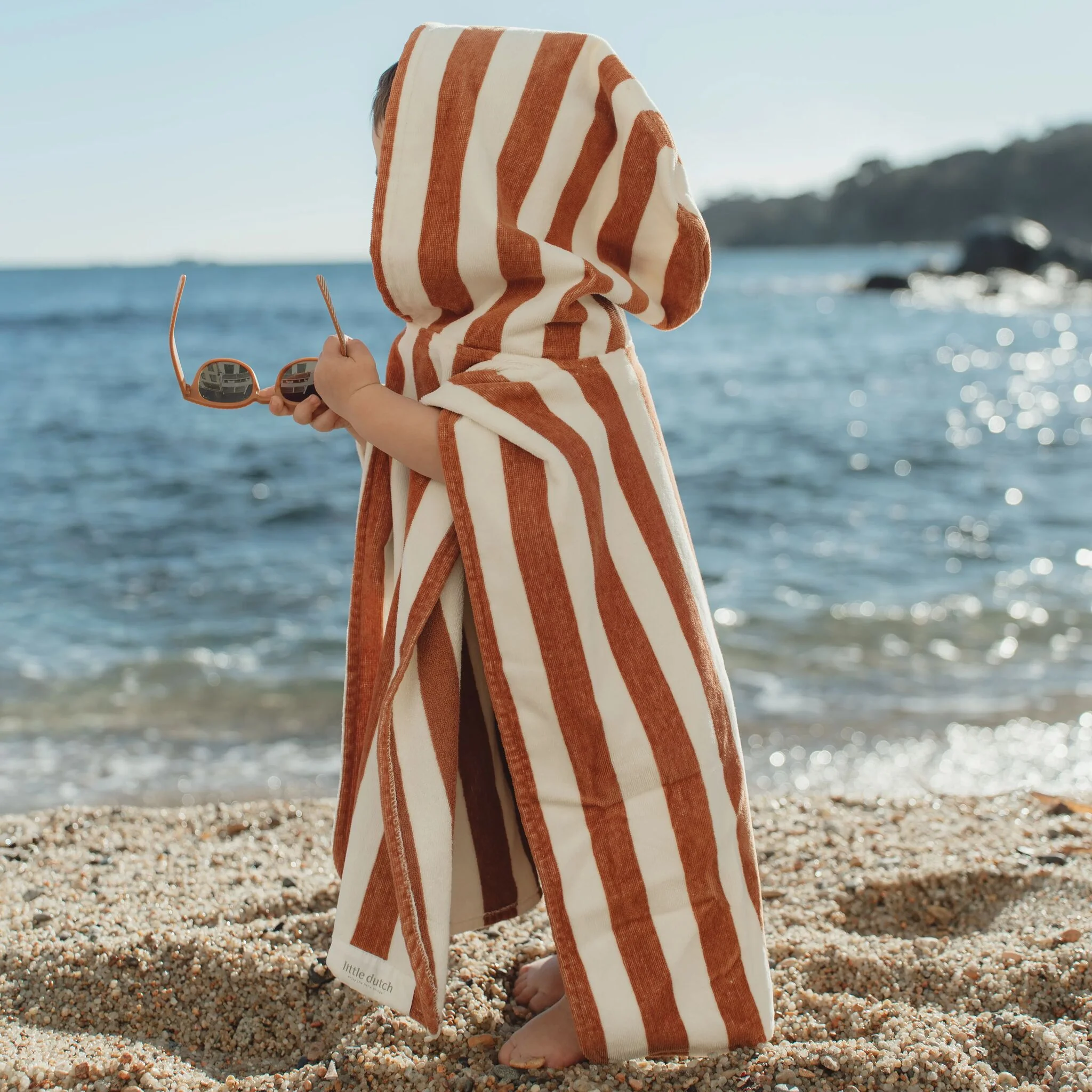 Poncho Ocean World com riscas castanhas