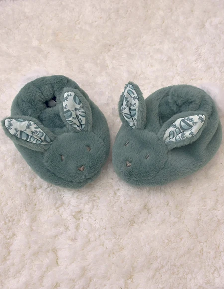 Conjunto de presente com pantuflas e peluche verde