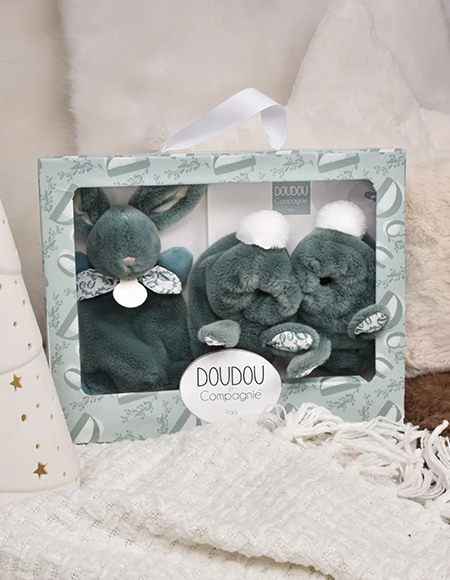 Conjunto de presente com pantuflas e peluche verde