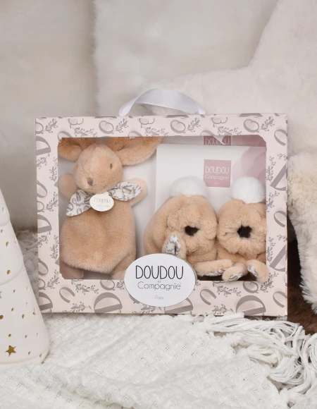 Conjunto de presente com pantuflas e peluche bege