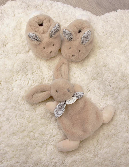 Conjunto de presente com pantuflas e peluche bege