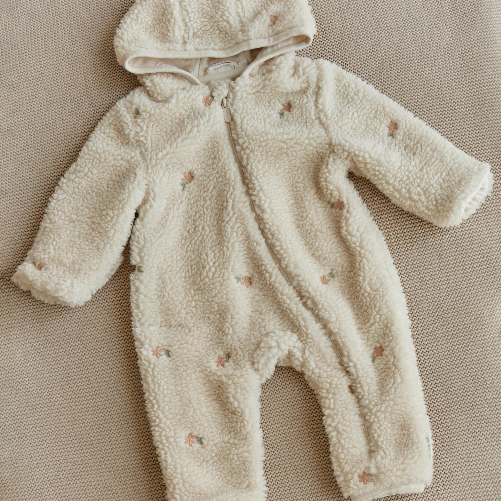 Macacão -  Teddy Suit com estampa de flores cor areia